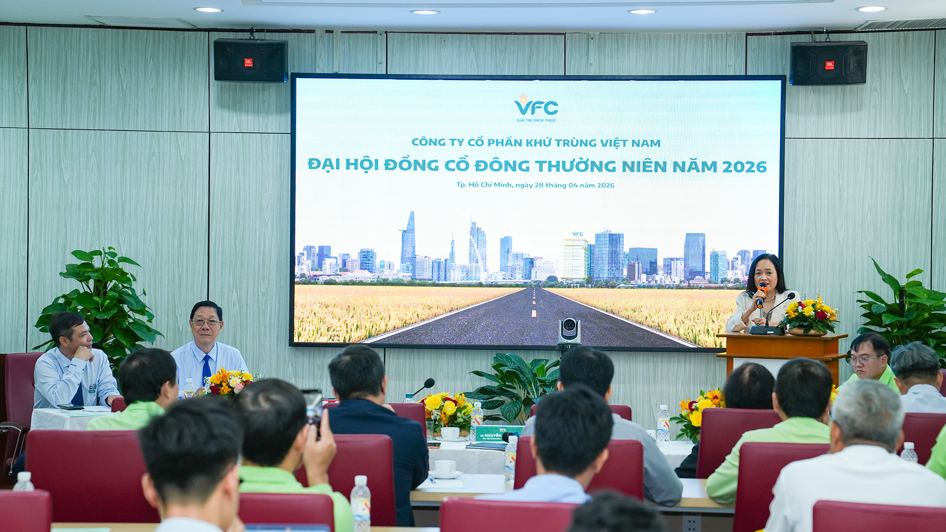 11 thảo luận chị Trà My