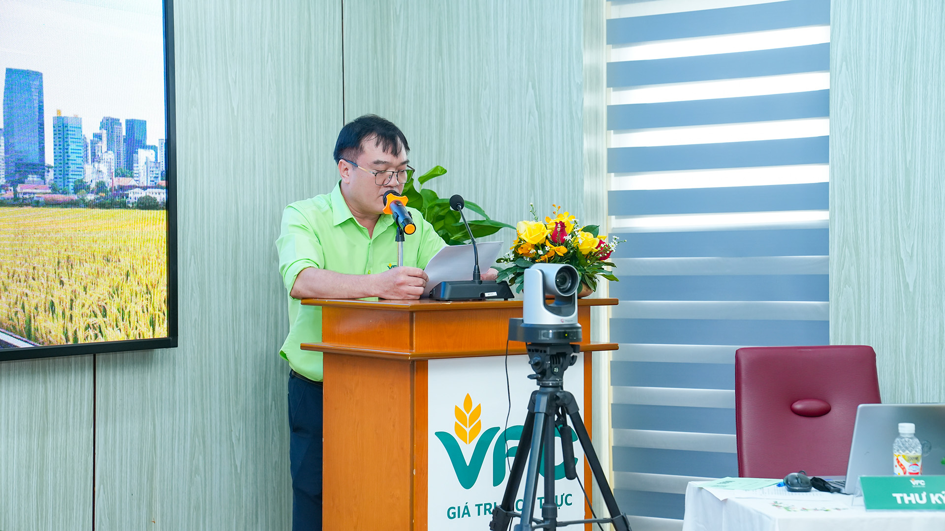 18 thư ký đọc nghị quyết